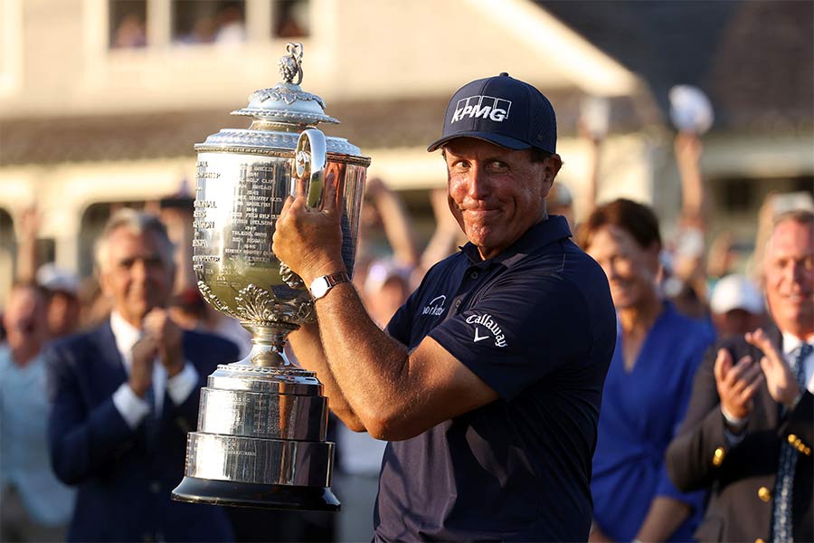 Phil Mickelson hält die Wannamaker Trophy