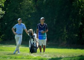 Rory McIlroy und Caddie auf dem Platz