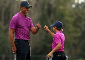 Tiger und Charlie Woods geben sich die Faust