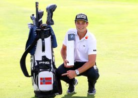 Viktor Hovland mit Trophäe der BMW International Open