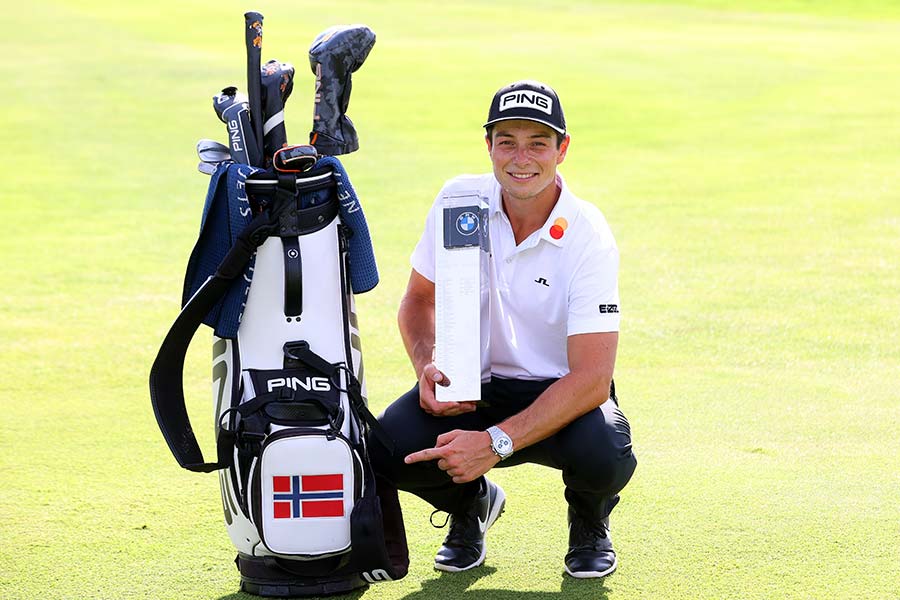 Viktor Hovland mit Trophäe der BMW International Open