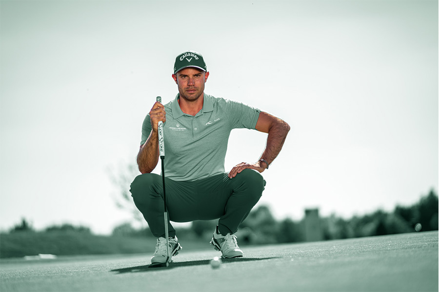 Bernd Ritthammer in der Hocke mit seinem Putter in der Hand