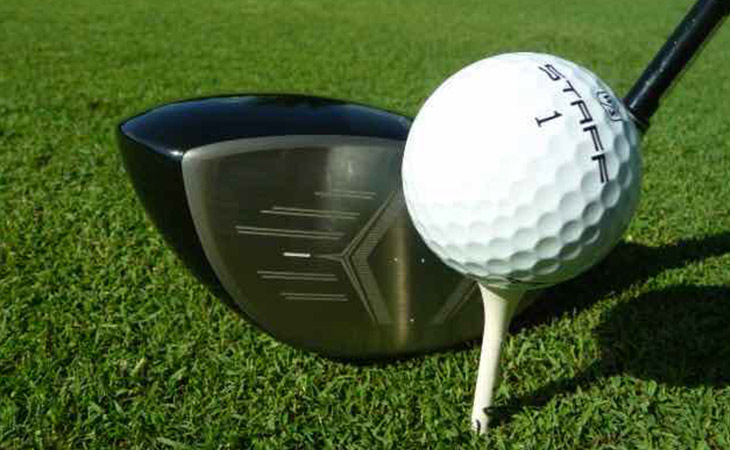 XXIO Prime Driver 2021 in der Ansprechposition am Ball