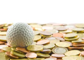 Golfball liegt auf Geld