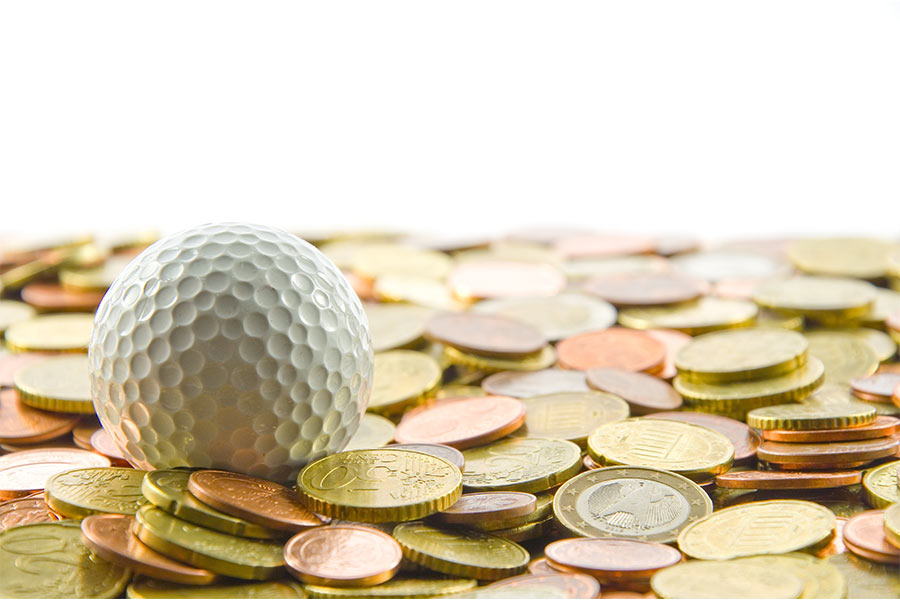 Golfball liegt auf Geld