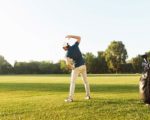 Golfer dehnt sich auf dem Platz