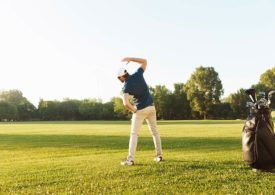 Golfer dehnt sich auf dem Platz