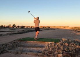 Golfer im Coober Pedy Opal Fields Golf Club