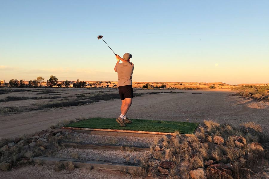 Golfer im Coober Pedy Opal Fields Golf Club