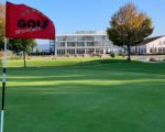 Blick vom Golfplatz auf das Hotel des Golfresort Gernsheim
