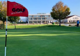 Blick vom Golfplatz auf das Hotel des Golfresort Gernsheim