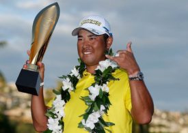 Hideki Matsuyama posiert mit der Trophäe der Sony Open