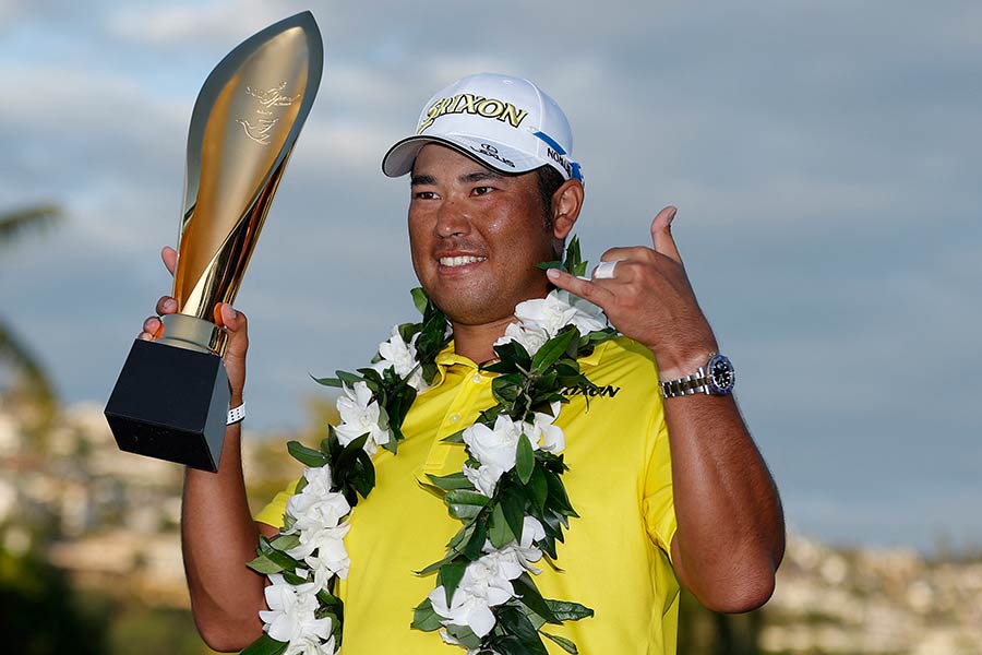 Hideki Matsuyama posiert mit der Trophäe der Sony Open