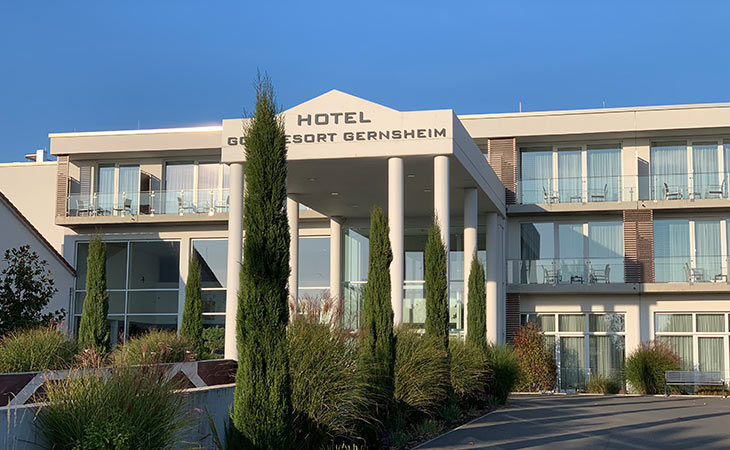 Außenansicht des Hotels im Golfresort Gernsheim