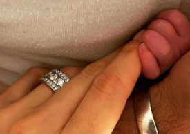 Hände von Martin Kaymer, seiner Frau und des Babys