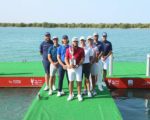 Spieler der DP World Tour mit Trophäe der Abu Dhabi HSBC Championship