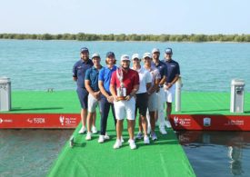 Spieler der DP World Tour mit Trophäe der Abu Dhabi HSBC Championship
