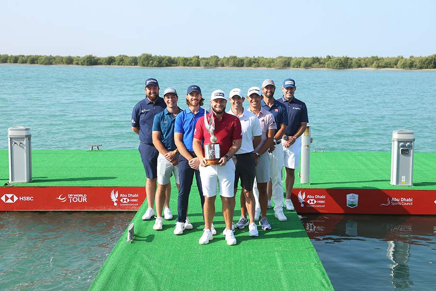 Spieler der DP World Tour mit Trophäe der Abu Dhabi HSBC Championship