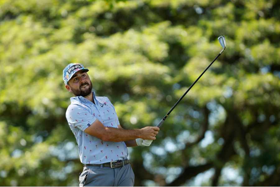 Stephan Jäger schaut dem abgeschlagenen Golfball hinterher