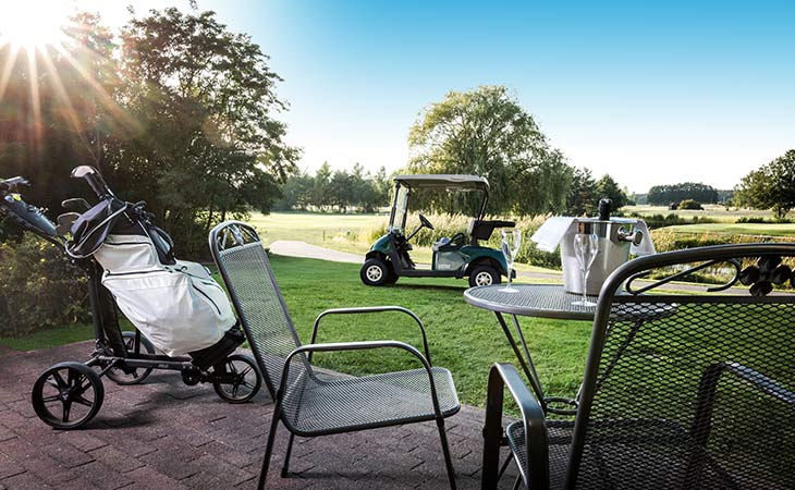 Terrasse eines Hotelzimmers mit Blick auf Golfplatz im Golfresort Semlin