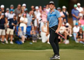 Viktor Hovland und Publikum schauen einem Ball hinterher