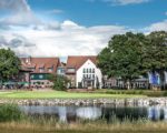 Hotelansicht mit Golfplatz des Steigenberger Hotel Treudelberg