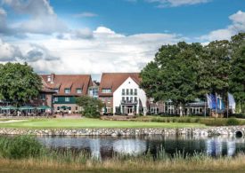 Hotelansicht mit Golfplatz des Steigenberger Hotel Treudelberg