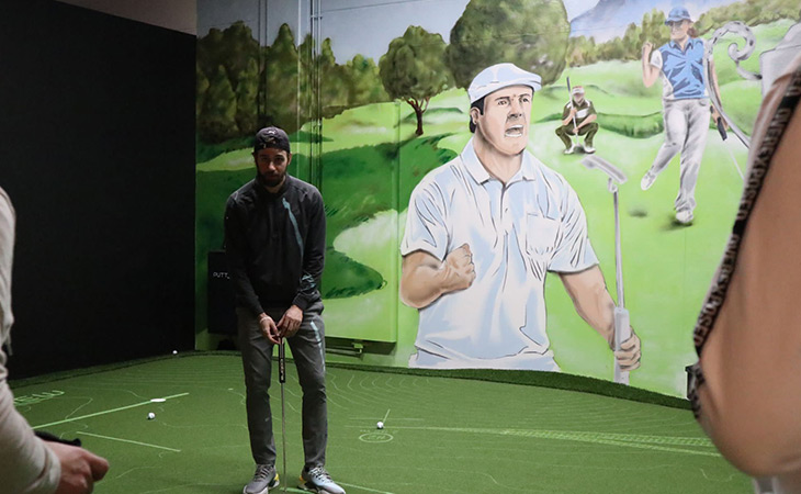 Martin Harnik mit Golfschläger in Indoor-Golfanlage