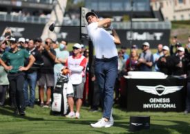 Joaquin Niemann schlägt den Golfball ab