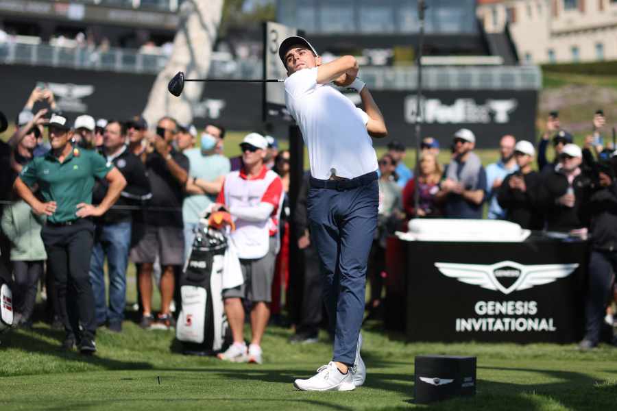 Joaquin Niemann schlägt den Golfball ab