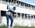 Jordan Spieth schlägt am16. Loch des TPC Scottsdale ab