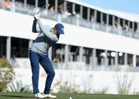 Jordan Spieth schlägt am16. Loch des TPC Scottsdale ab