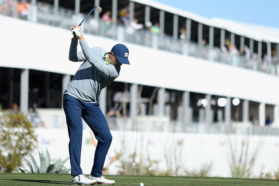 Jordan Spieth schlägt am16. Loch des TPC Scottsdale ab