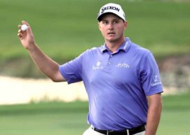 Sepp Straka im Honda Classic 2022 hält einen Golfball