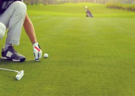 Pitchmarke wird auf einem Golfplatz versorgt