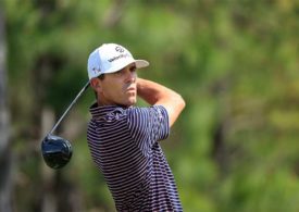 Billy Horschel schlägt ein Golfball