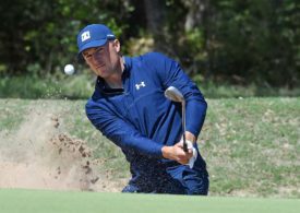 Nahaufnahme von Jordan Spieth wie er ein Golfball schlägt