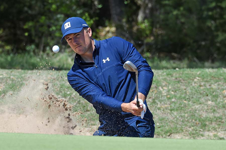 Nahaufnahme von Jordan Spieth wie er ein Golfball schlägt