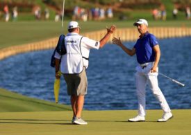 Justin Thomas klatscht sich mit seinem Caddie ab