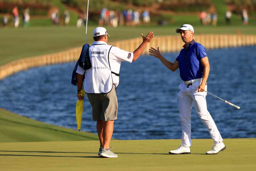 Justin Thomas klatscht sich mit seinem Caddie ab