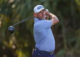 Lee Westwood schlägt ein Golfball