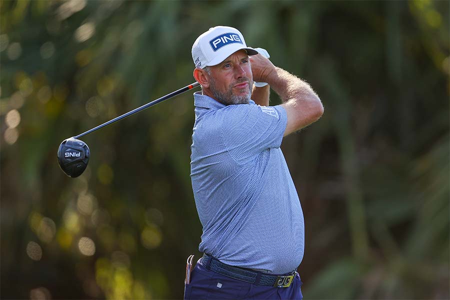 Lee Westwood schlägt ein Golfball