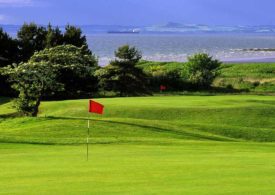 Ein idyllischer Golfplatz am Meer