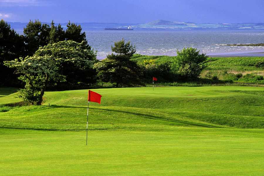 Ein idyllischer Golfplatz am Meer