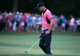 Martin Kaymer freut sich mit Golfschläger in der Hand