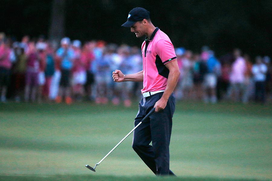 Martin Kaymer freut sich mit Golfschläger in der Hand