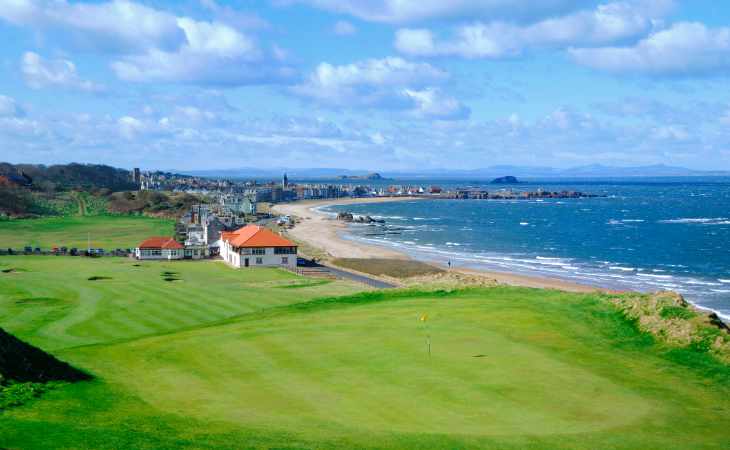 Ein Golfplatz vor einem idyllischen Küstenort