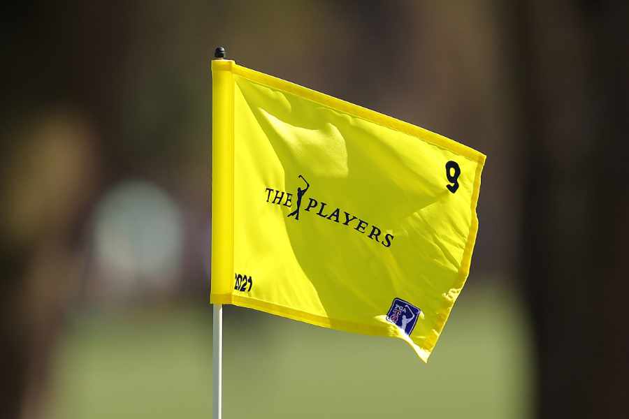 Eine gelbe Fahne eines Golf-Turniers