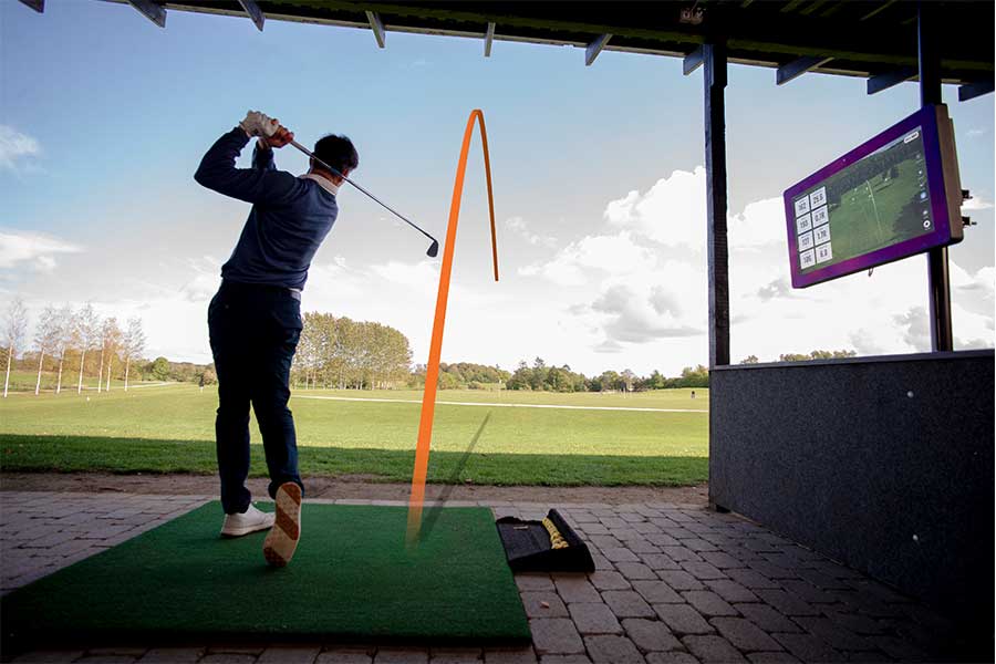 Golfer schlägt den Ball auf der Tarckman Range