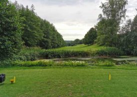 Golfplatz mit einem kleinen See in der Mitte